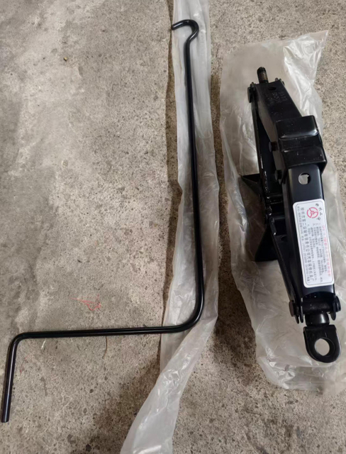 Special offer on original Wuling factory jacks 0.7 Tons 4000 LBS Capacity Manual Type Scissor Jack Lift Hand Jack for Car Tire Replacement