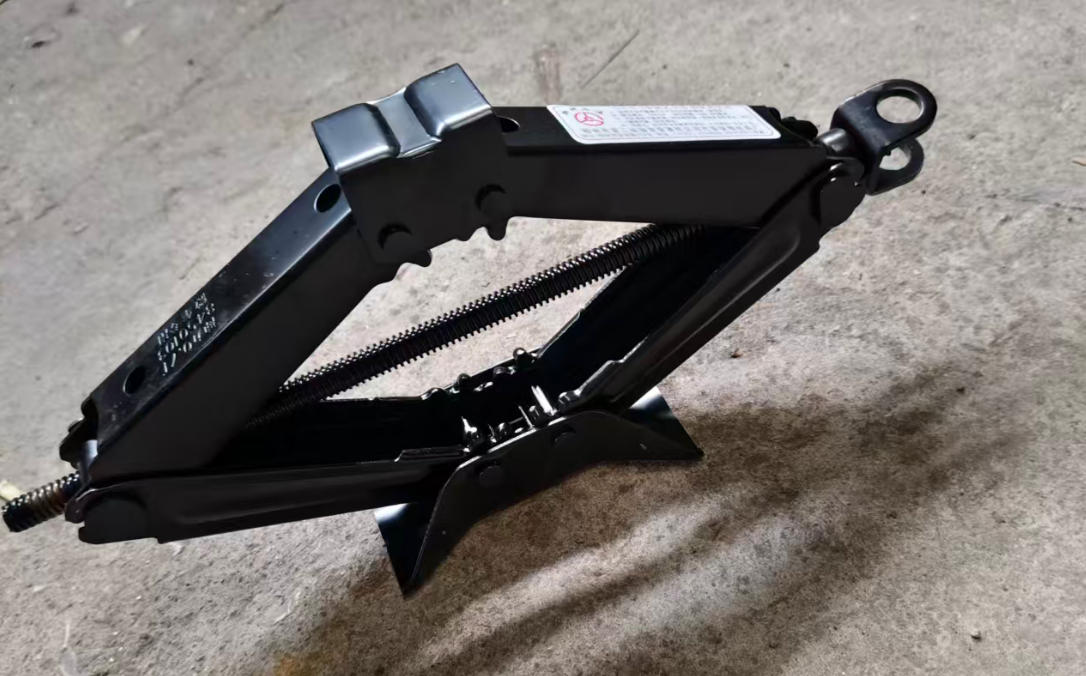 Special offer on original Wuling factory jacks 0.7 Tons 4000 LBS Capacity Manual Type Scissor Jack Lift Hand Jack for Car Tire Replacement